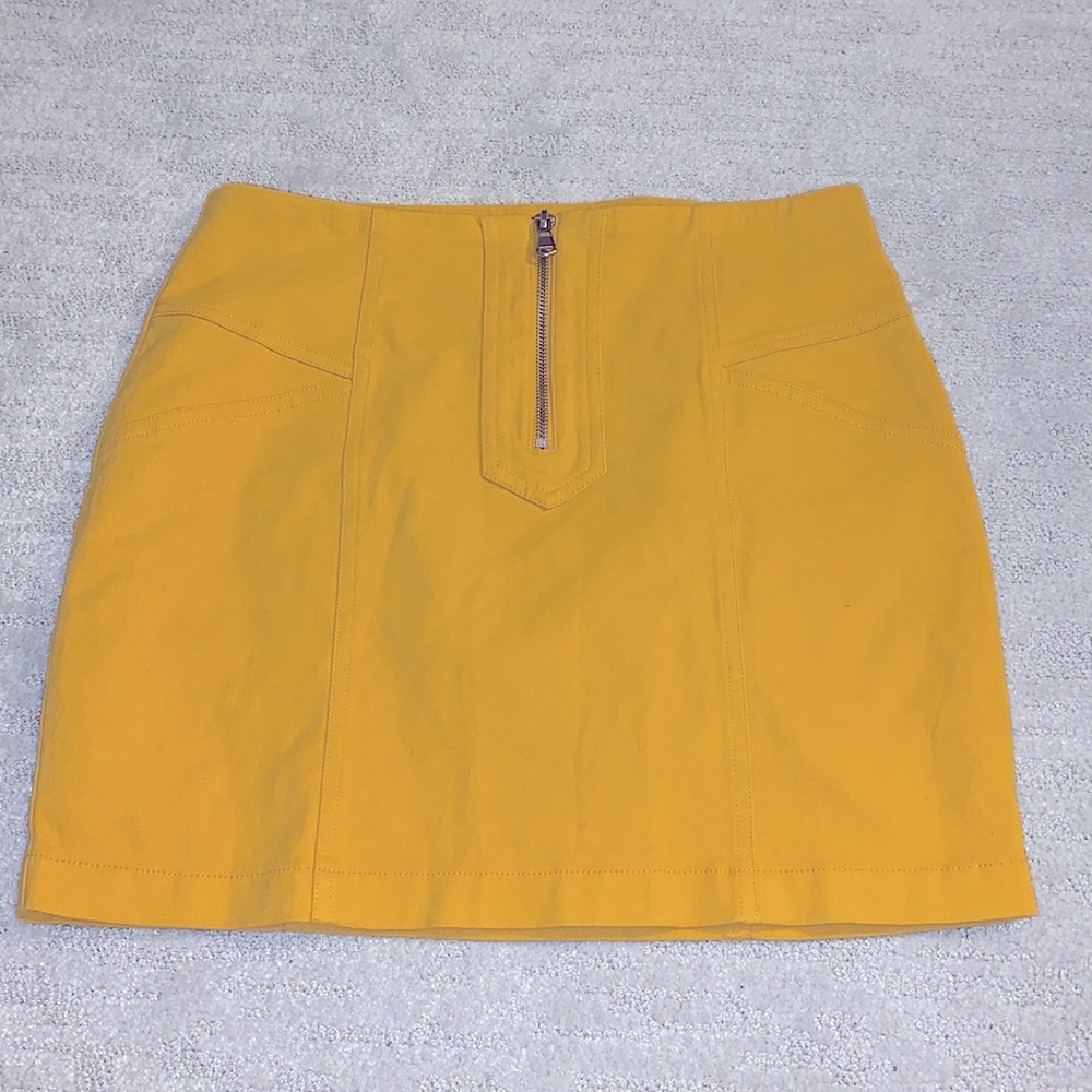 Yellow skirt with cute zipper